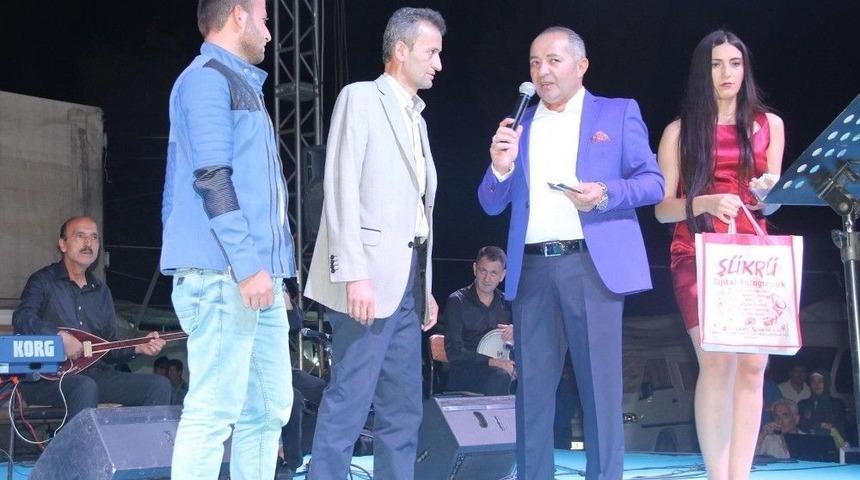 Hem Konser Verdi, Hem Hediye Dağıttı