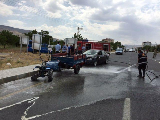 Darende’de Otomobil Çapa Motoruna Çarptı: 1 Ağır Yaralı