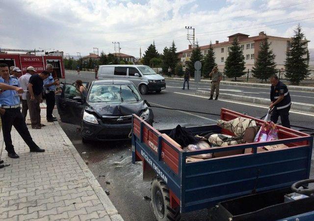 Darende’de Otomobil Çapa Motoruna Çarptı: 1 Ağır Yaralı