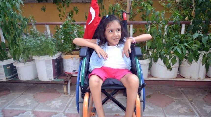 8 Yaşındaki Bedensel Engelli Elif, Okuma Yazmayı Sosyal Medyadan &Ouml;ğrendi