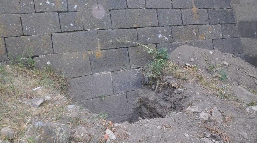 Defineciler Tarihi K&ouml;pr&uuml;&rsquo;n&uuml;n Ayağını Kazdı