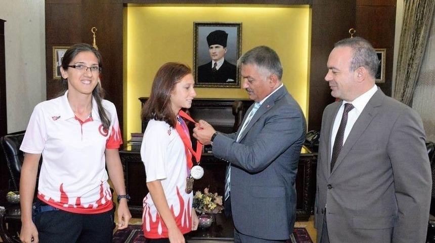 Dünya Şampiyonu Sporcuya Vali Yazıcı’dan Altın