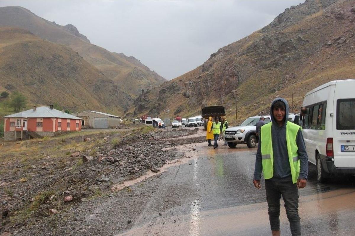 Van-hakkari Karayolu Sel Nedeniyle Ulaşıma Kapandı