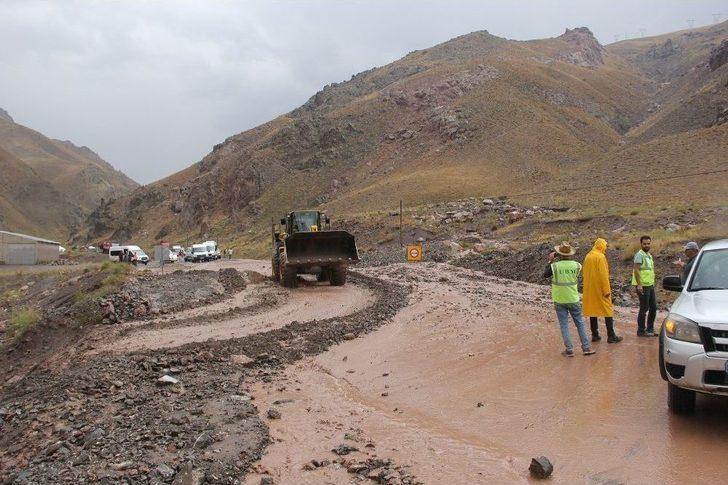 Van-hakkari Karayolu Sel Nedeniyle Ulaşıma Kapandı G2