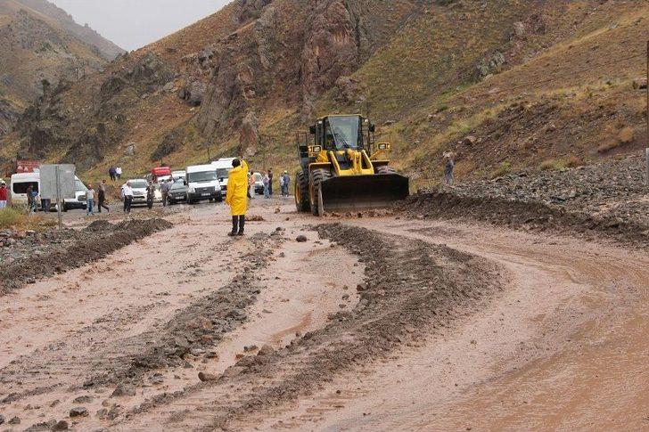 Van-hakkari Karayolu Sel Nedeniyle Ulaşıma Kapandı G3