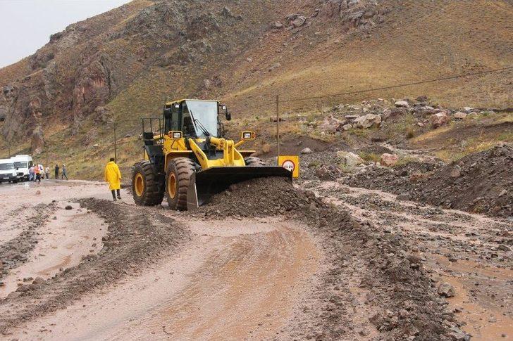 Van-hakkari Karayolu Sel Nedeniyle Ulaşıma Kapandı G4