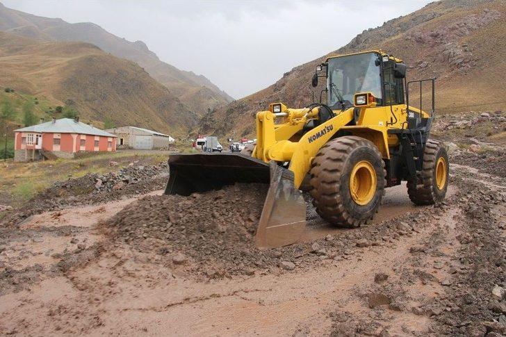 Van-hakkari Karayolu Sel Nedeniyle Ulaşıma Kapandı G5