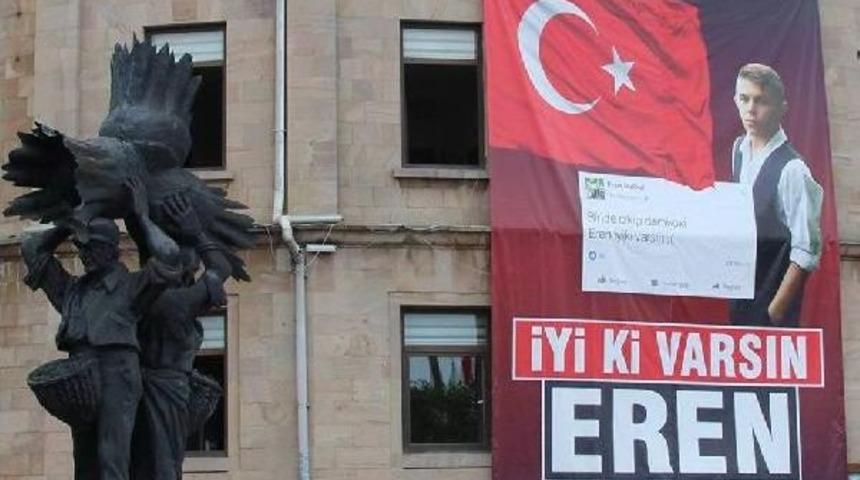 Giresun Belediyesi, Kente 'iyi Ki Varsın Eren' Afişleri Astı