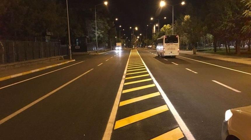 Asfaltlanan Caddelere Yol &Ccedil;izgileri &Ccedil;izildi