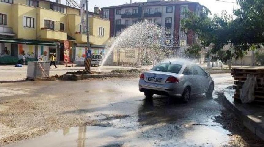 Patlayan Su Borusunun Altında Otomobillerini Yıkadılar