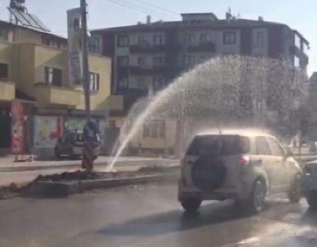 Patlayan Su Borusunun Altında Otomobillerini Yıkadılar