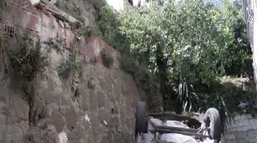 Babasından Habersiz Kullandığı Otomobille Apartman Bah&ccedil;esine U&ccedil;tu (1)