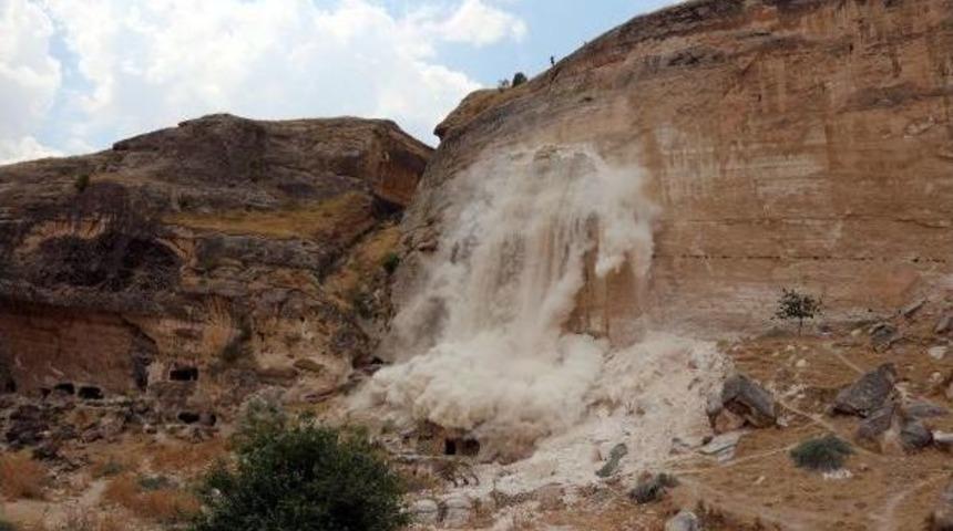 Hasankeyf'te Riskli Kayaların Patlayıcı Ile Yıkımı S&uuml;r&uuml;yor&nbsp;