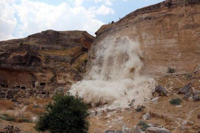 Hasankeyf'te Riskli Kayaların Patlayıcı Ile Yıkımı Sürüyor 