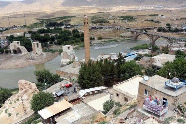 Hasankeyf'te Riskli Kayaların Patlayıcı Ile Yıkımı Sürüyor 