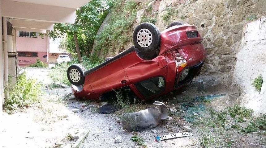 Ey&uuml;p&rsquo;te Bir Ara&ccedil; Apartman Boşluğuna U&ccedil;tu: 1 Yaralı