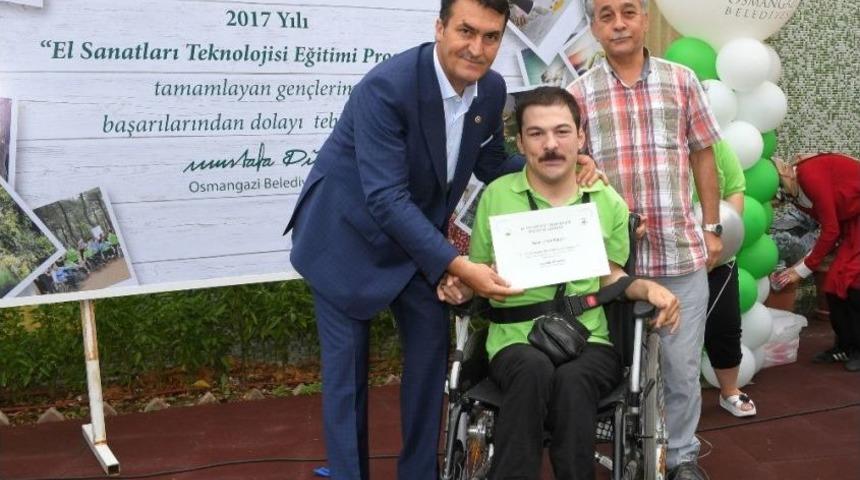 Engelli &Ouml;ğrencilerin Sertifika Heyecanı