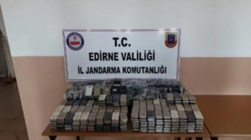 Otomobilde Battaniyeye Sarılı Bin 619 Kaçak Cep Telefonu Ele Geçirildi