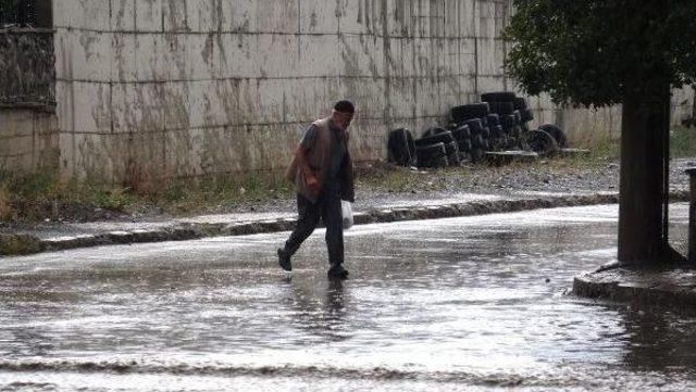 Erzurum'u Yarım Saatlik Sağanak Yağmur Vurdu