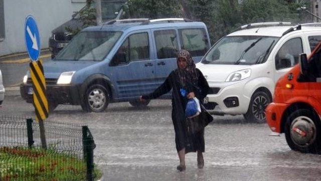 Erzurum'u Yarım Saatlik Sağanak Yağmur Vurdu