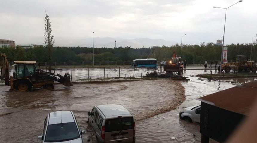 Doğu Anadolu&rsquo;da Sağanak Yağış Su Baskınlarına Neden Oldu