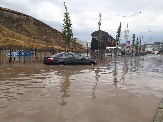 Doğu Anadolu’da Sağanak Yağış Su Baskınlarına Neden Oldu