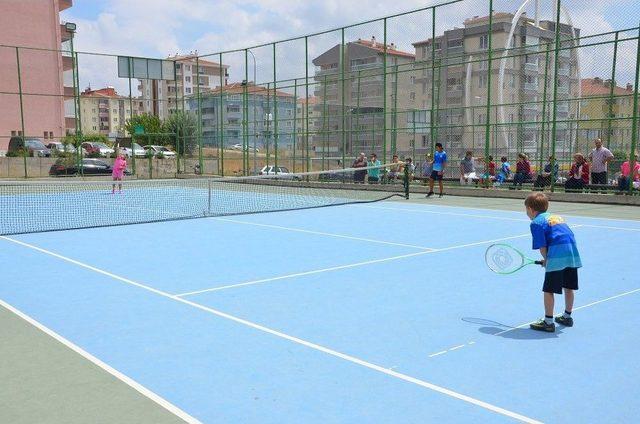 Başkan Bakıcı Tenis Turnuvasına Katılan Sporculara Başarılar Diledi