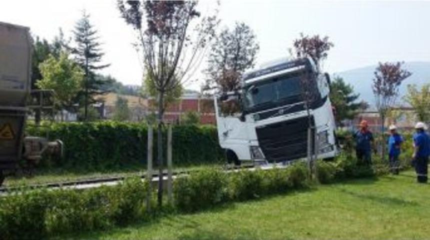 Y&uuml;k Treni Tıra &Ccedil;arptı: 2 Yaralı