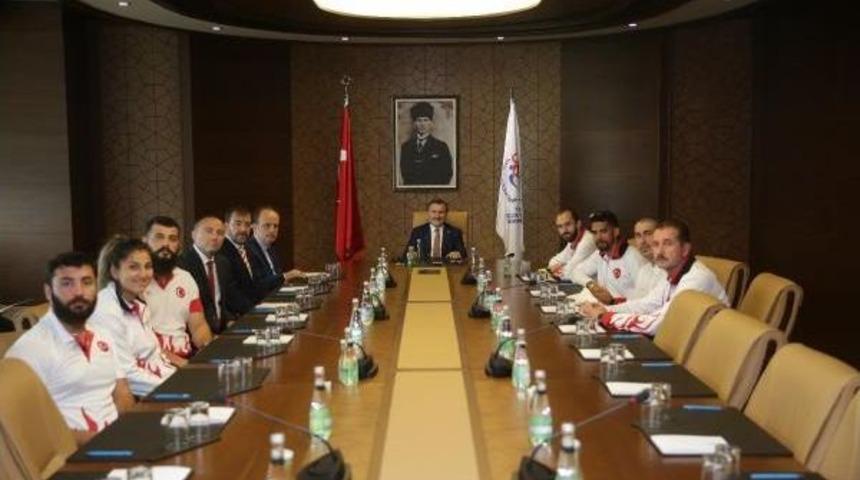 Bakan Osman Aşkın Bak, Milli Sporcuları Kabul Etti