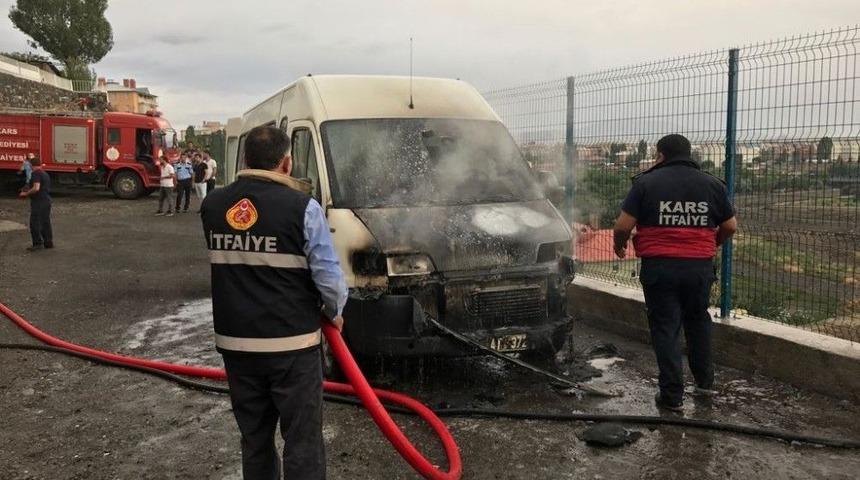 Park Halindeki Minib&uuml;s Yandı