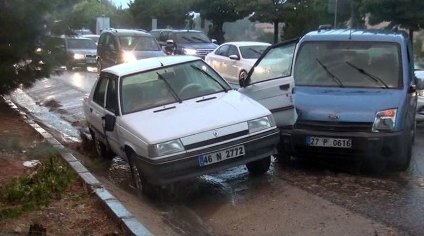 Sağanak Yağış Kazaları Da Beraberinde Getirdi