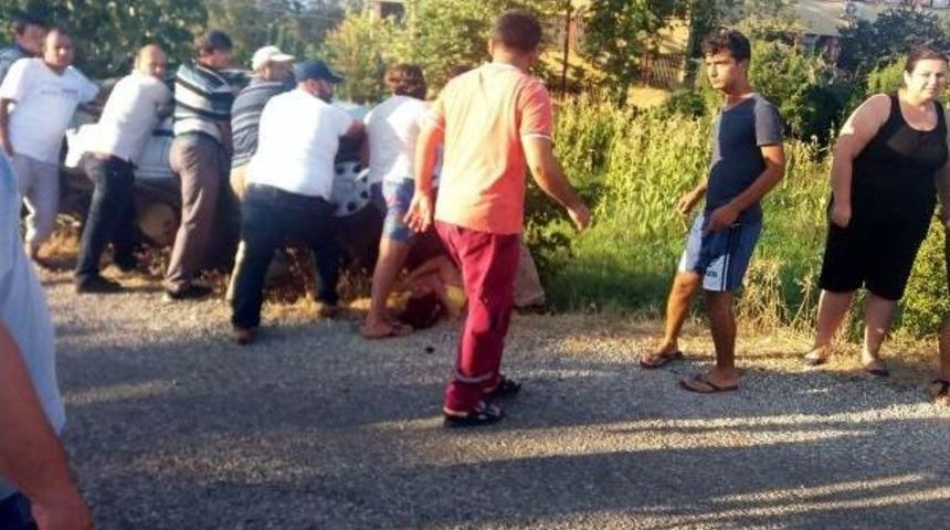 Park Halindeyken Hareket Eden Otomobil Yayalara &Ccedil;arptı: 3 Yaralı