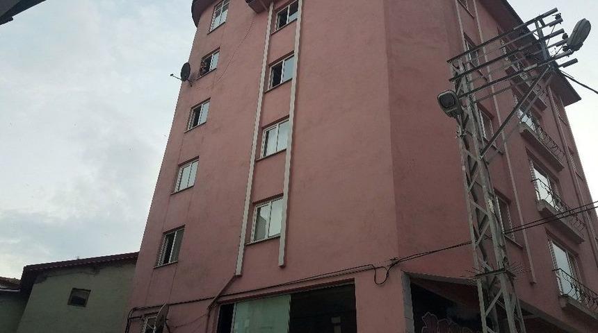 Haber Alınamadı, Evde Cesedi Bulundu