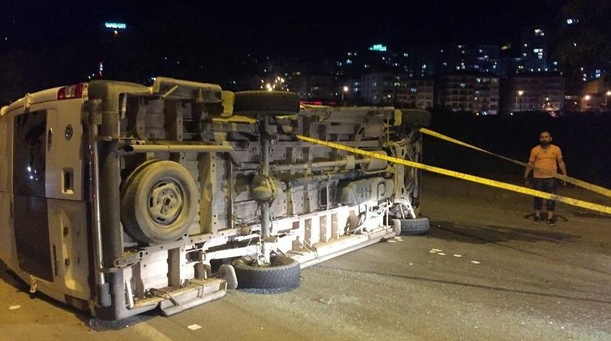 Yolcu Minibüsü İle Otomobil Çarpıştı: 12 Yaralı