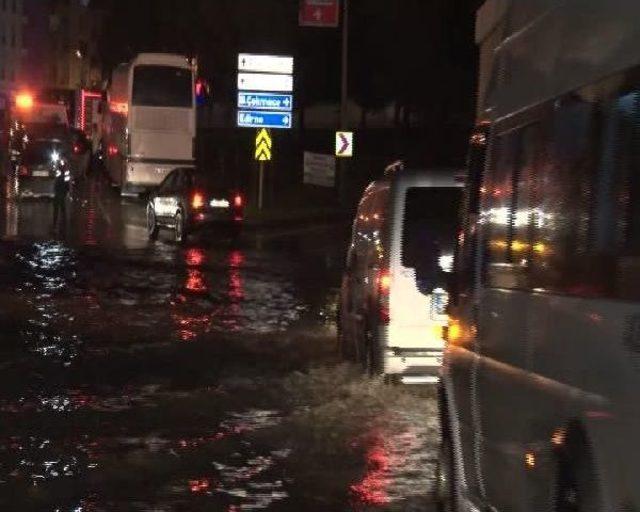 Yağmur Sonrası Alt Geçidi Su Bastı