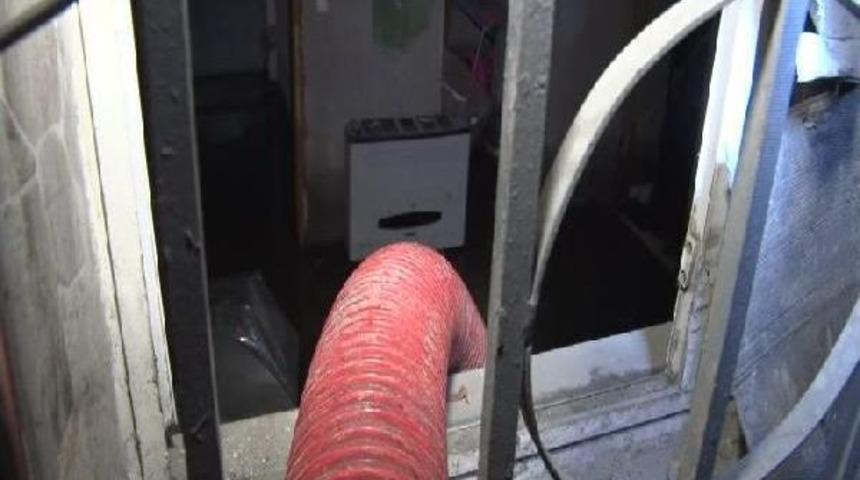 Sultangazi'de Atık Su Kanalı Yine Tıkandı, Evleri Su Bastı