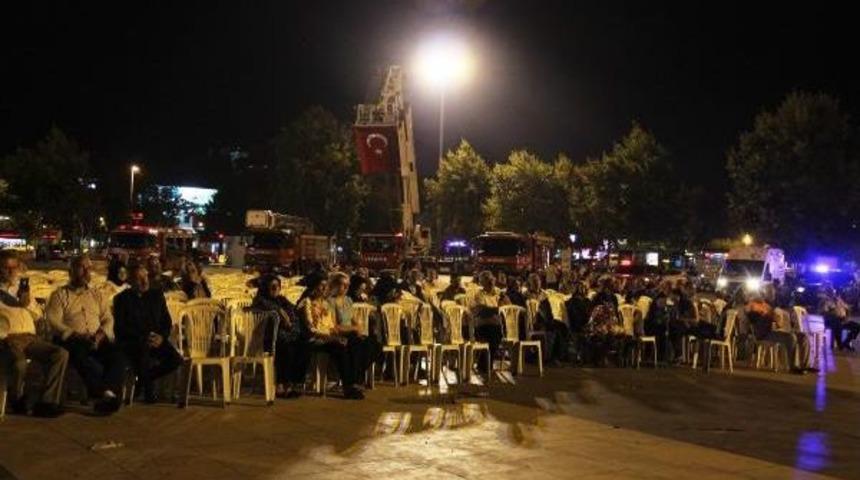 Adapazarı'nda Deprem Şehitleri Anıldı