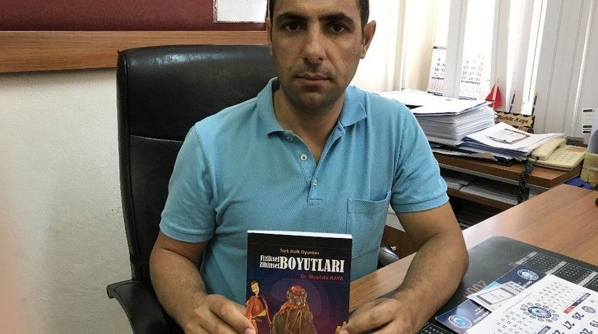 Akademik &Ccedil;alışmasından Elde Ettiği Geliri Şehit Ailelerine Bağışladı