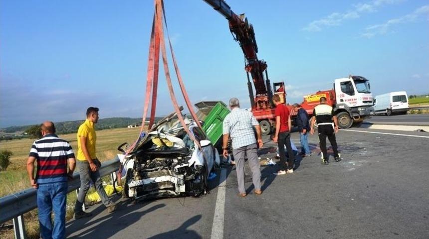 Otomobil Trakt&ouml;re Arkadan &Ccedil;arptı 3 Kişi Yaralandı