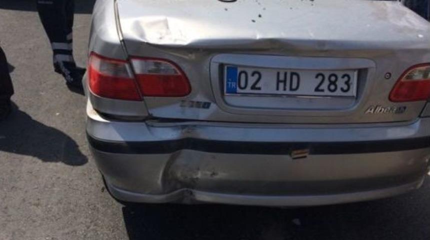 Motosiklet Otomobile Arkadan Çarptı: 2 Yaralı