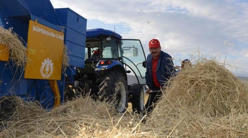 Vali Bilmez, &Ccedil;ift&ccedil;ilerle Birlikte Tarlada Hasat Yaptı