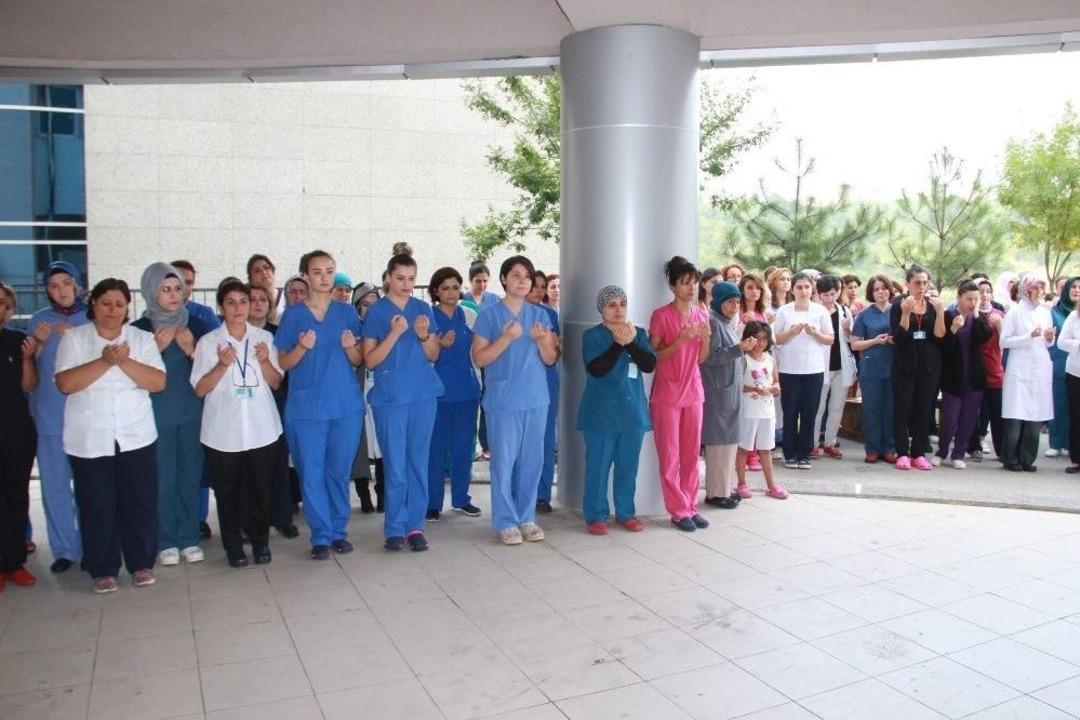 Evinde &Ouml;l&uuml; Bulunan Gen&ccedil; Hemşire Mesai Arkadaşlarının G&ouml;zyaşları İle Uğurladı