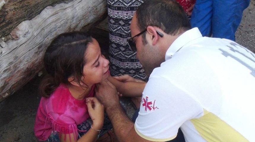 N&ouml;betten &Ccedil;ıkan 112 G&ouml;revlisi Kaza Sonrası Şoka Giren Aileyi G&uuml;&ccedil;l&uuml;kle Teselli Etti