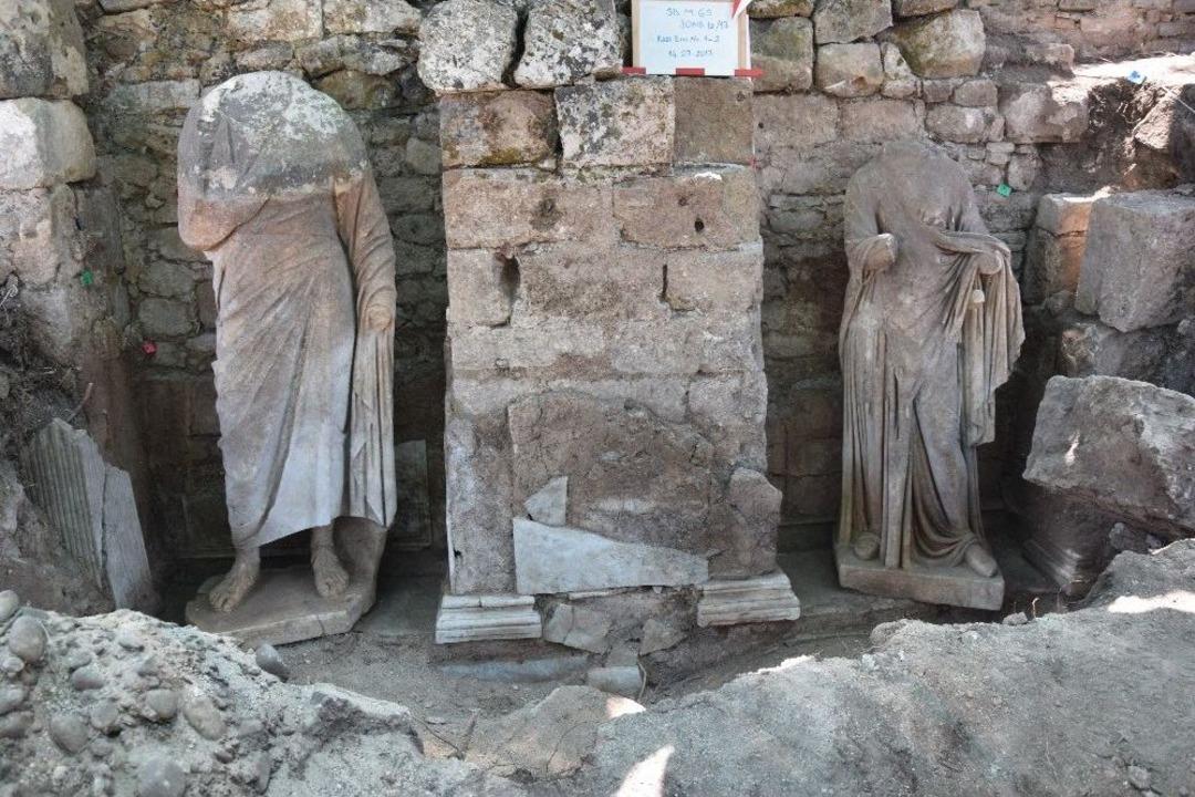 Side Antik Kentinde Roma D&ouml;nemine Ait İki Heykel Bulundu