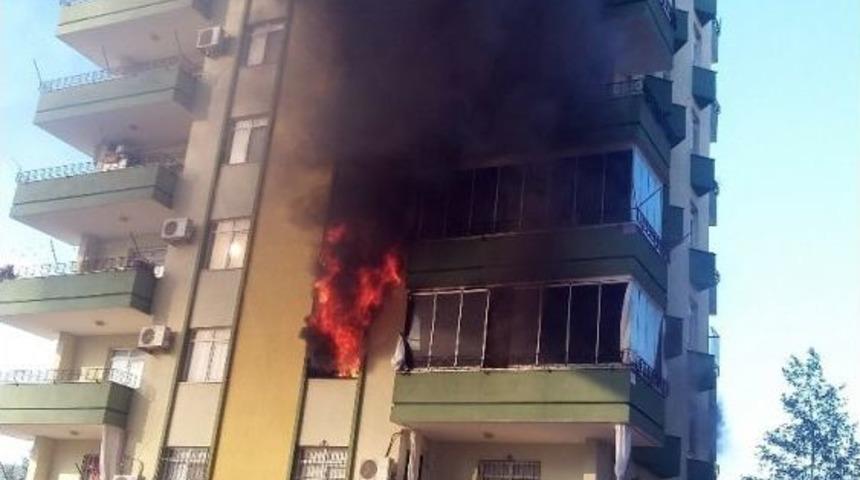 Silifke&rsquo;de 50 Kişinin Yaşadığı Apartmanda Korkutan Yangın