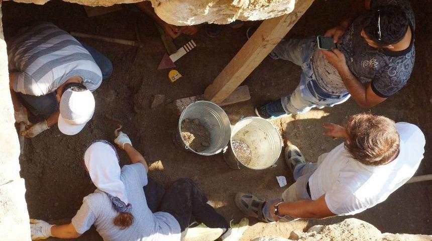 İsale Hattı Kazısında Ortaya &Ccedil;ıkan Oda Mezarda &Ccedil;alışmalar Devam Ediyor