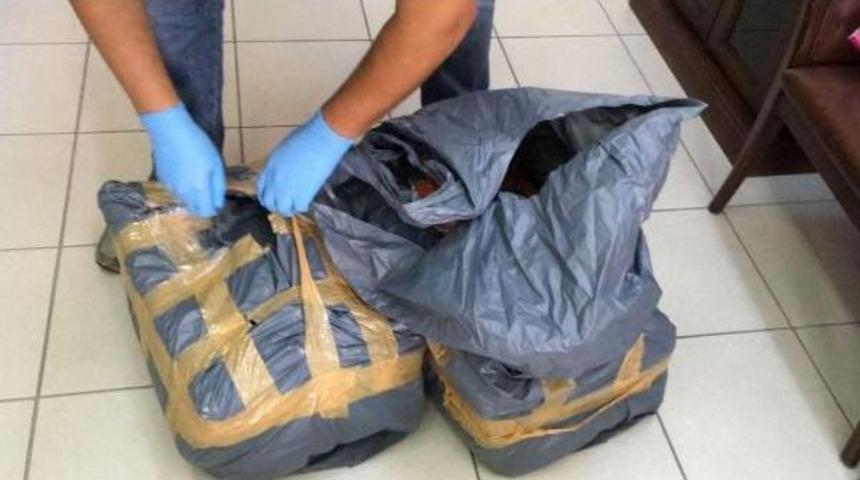 Masa &Ouml;rt&uuml;s&uuml;nden Uyuşturucu &Ccedil;ıktı