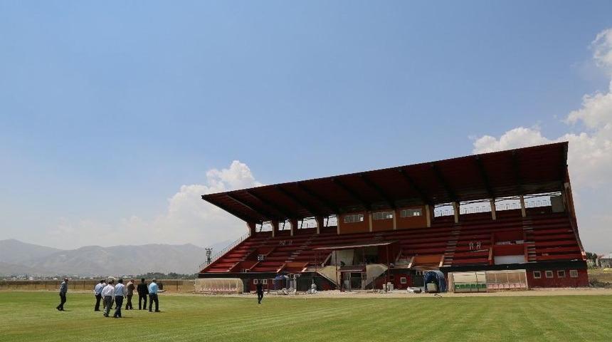 Y&uuml;ksekova Şehir Stadı Yenilendi
