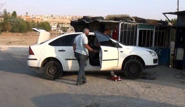 Polis Kaçan Zanlıyı Aracın Lastiklerine Ateş Ederek Durdurdu