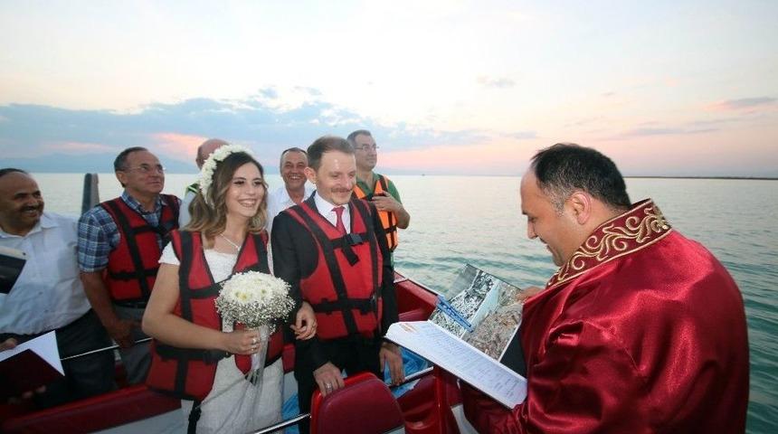 G&ouml;l Ortasında Jetboatta Evlendiler